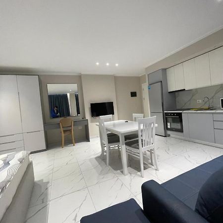 Modern Beachfront Apartments ซารานเดอ ภายนอก รูปภาพ