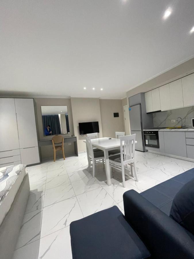 Modern Beachfront Apartments ซารานเดอ ภายนอก รูปภาพ