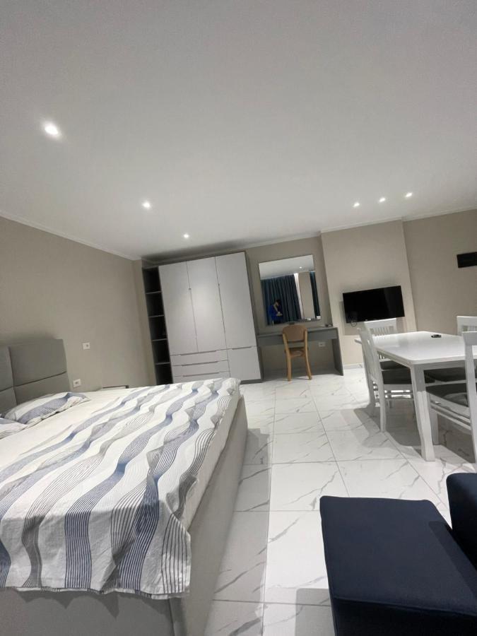 Modern Beachfront Apartments ซารานเดอ ภายนอก รูปภาพ